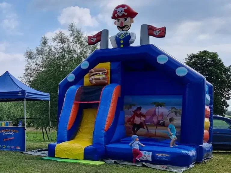 Piraten Hüpfburg mit Rutsche