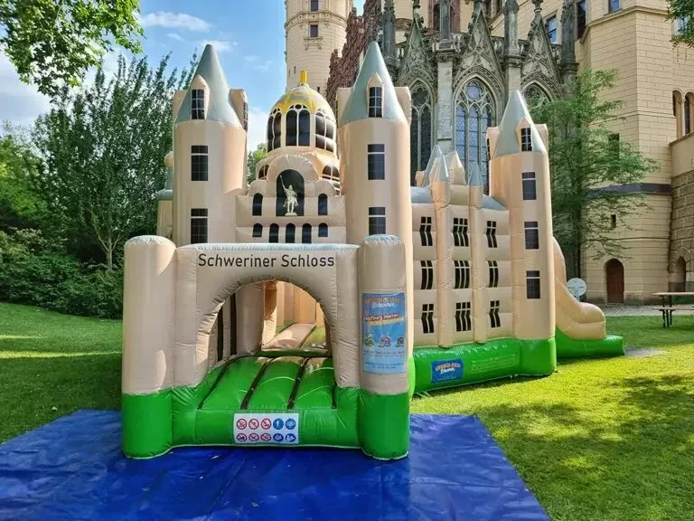 Schweriner Schloss Hüpfburg mit Rutsche